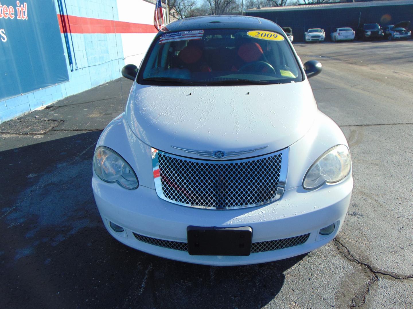 2009 White Chrysler PT Cruiser (3A8FY58949T) with an 4-Cyl 2.4 Liter engine, Automatic, 4-Spd w/Overdrive transmission, located at 2105 Dixie Hwy, Louisville, KY, 40210, (502) 772-3333, 38.220932, -85.795441 - Photo#4